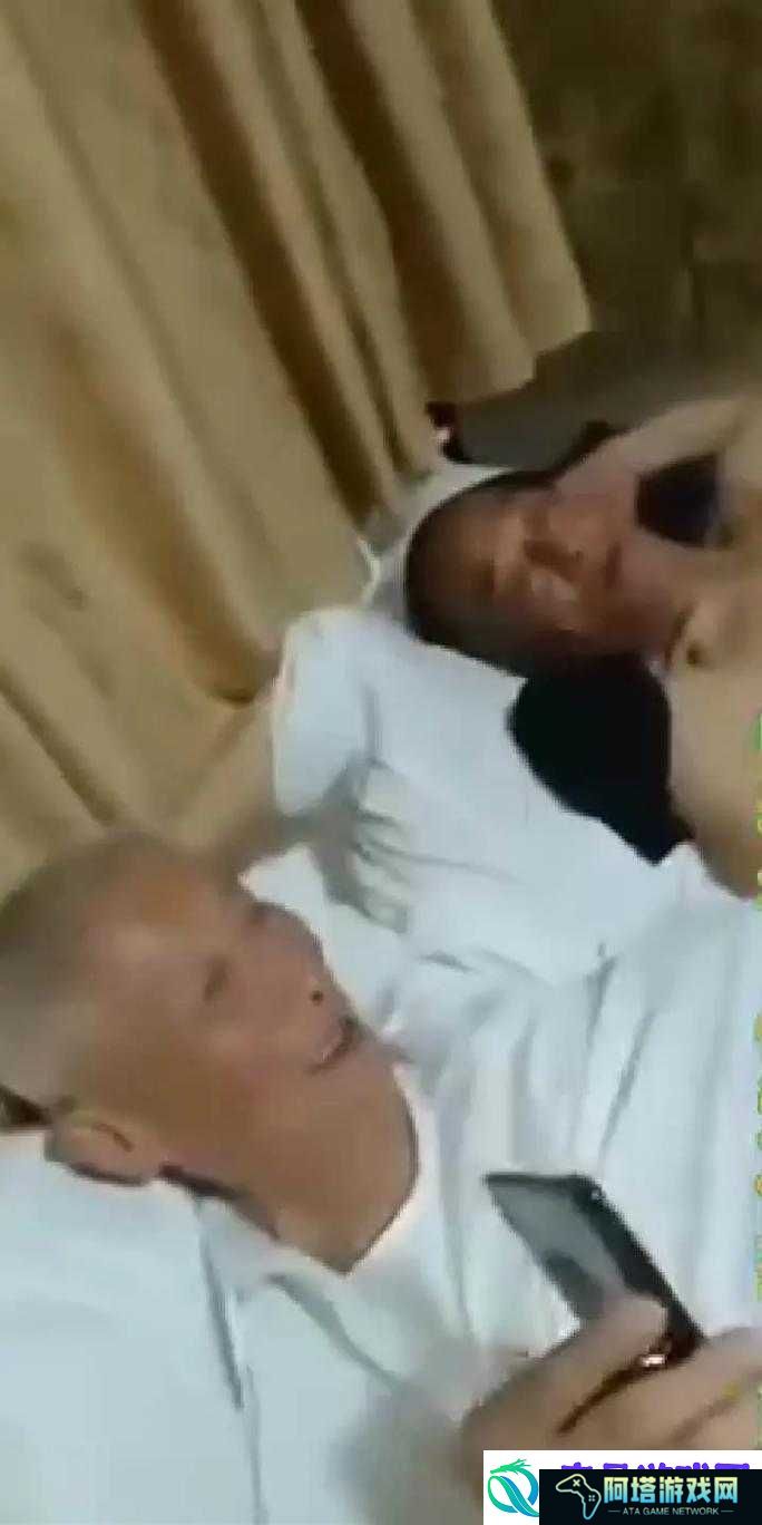GaySeX巨大老人洗澡老头乐